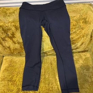 Cropped Lululemon leggings. Black.